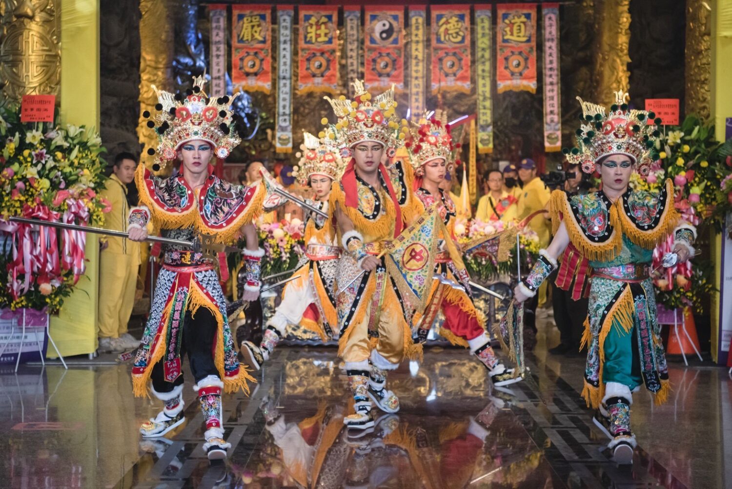 北台灣唯一夜巡太子廟! 護國宮遶境萬人共行祈福桃園 | 索引新聞 INDEX News 起駕前五營將軍領旨準備出軍,隨行陣頭陣容龐大,璀璨彩煙施放照亮夜空更將起駕氣氛推向高潮。(桃園護國宮 陳乃瑋/攝)