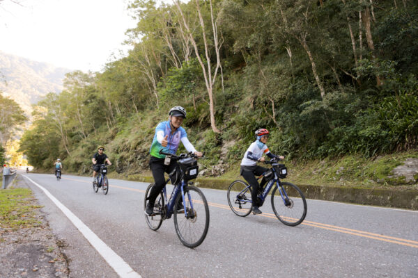 ▲活動結合地質教育與原民文化，以20k、34k路線帶領騎士穿越玉富自行車道與八通關古道，看見花東之美。(圖/花東縱谷國家風景區管理處)