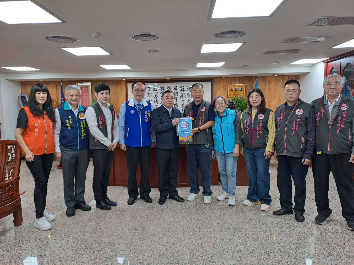 林政賢攜手商圈拜會邱奕勝 盼結合特色產業帶動地方經濟 S 118972440