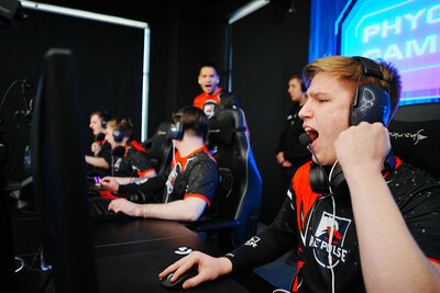 Phygital 運動員正在 Phygital 競賽的數碼賽道上較量