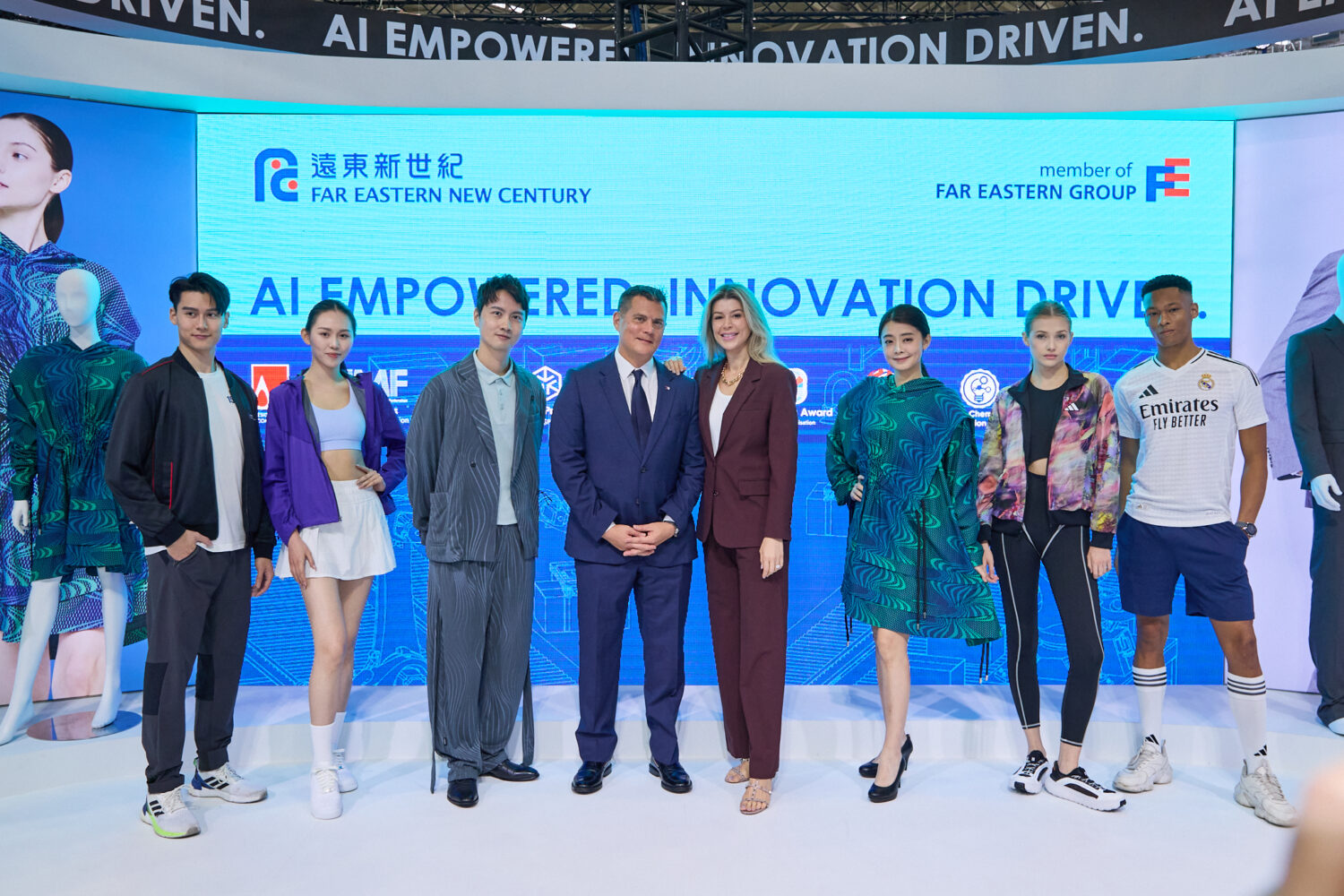 遠東集團創新長徐國安（左四）與DRIVE Catalyst總經理徐佳莉（右四）蒞臨展區，與模特兒合影。(圖/業者 提供)