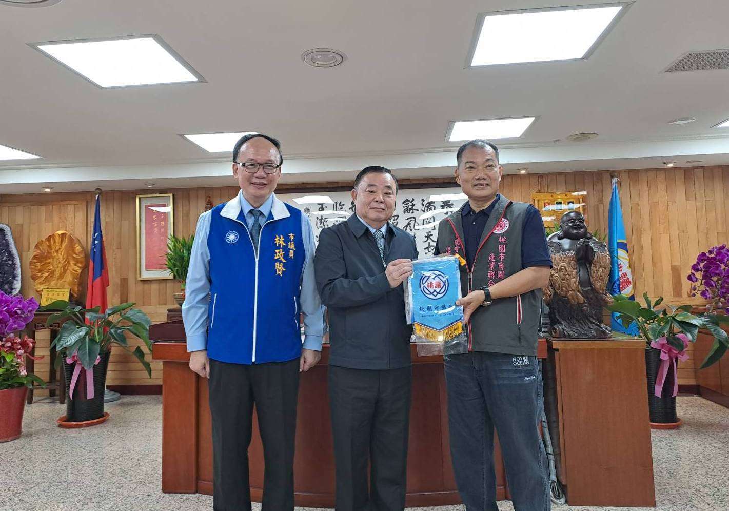 林政賢攜手商圈拜會邱奕勝 盼結合特色產業帶動地方經濟 S 118972437