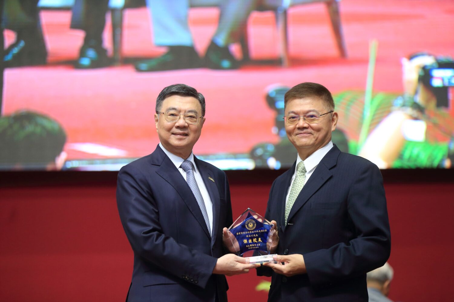 行政院長卓榮泰（左）親臨警察專科學校80週年校慶，頒獎表揚傑出校友，肯定警專長年培育治安菁英的卓越貢獻。（圖／記者林照東翻攝）