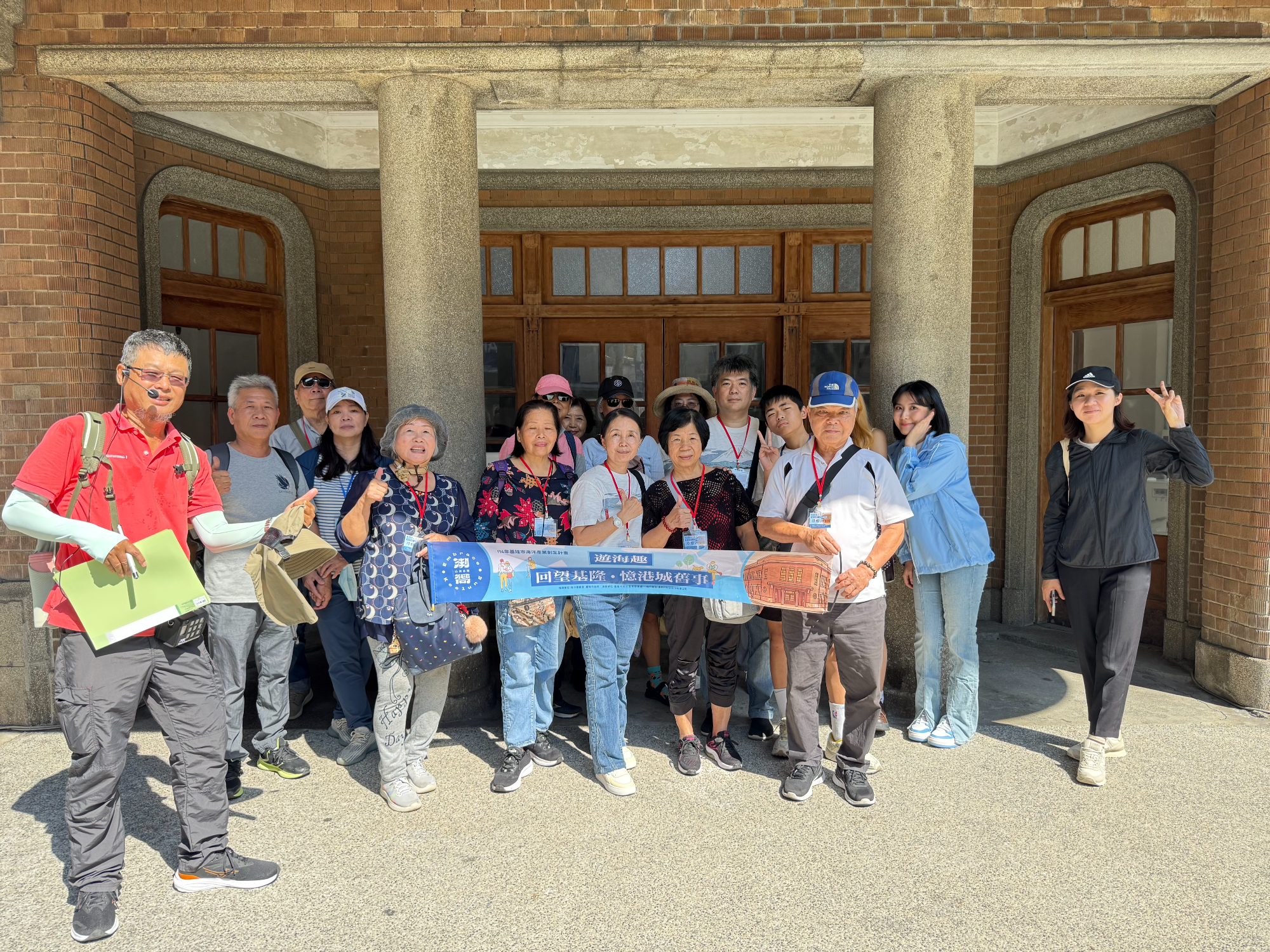 《遊海趣・回望基隆,憶港城舊事》走讀活動,從正濱舊漁會大樓到阿根納造船廠,帶領旅人認識港務文化與築港歷史,並搭乘「喜洋洋88號」休閒漁船進行海上導覽與海釣體驗。圖/委託行街區提供