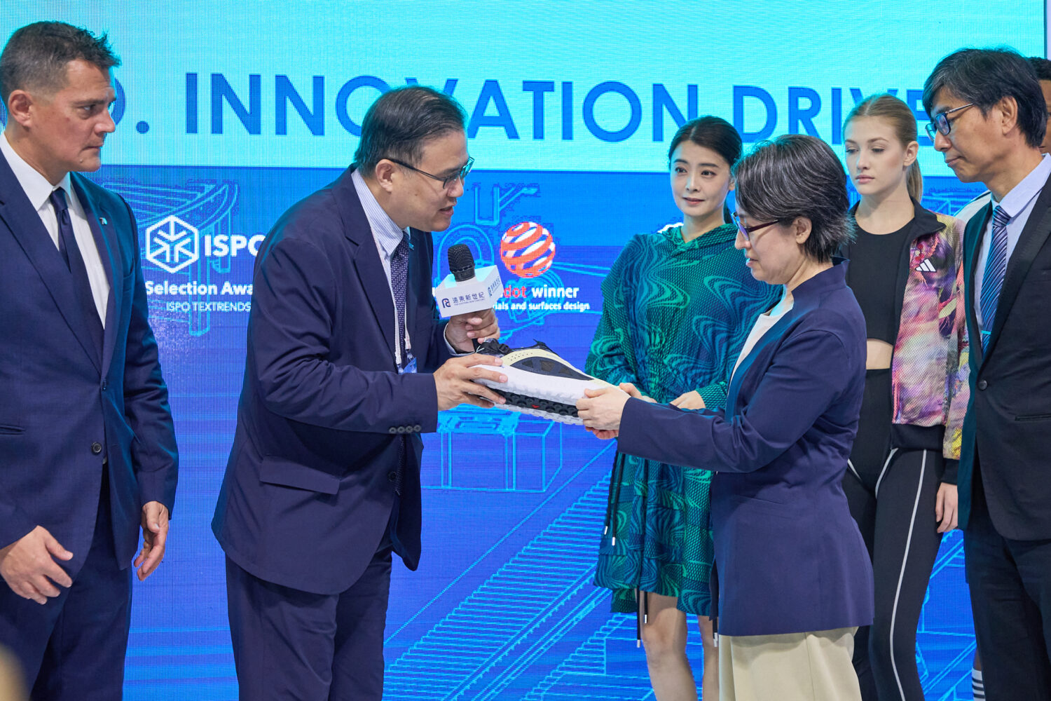 副總統蕭美琴（右三）參觀遠東新世紀展區，由副總經理黃全億（左二）介紹rTPEE Innovation溯溪鞋。(圖/業者 提供)