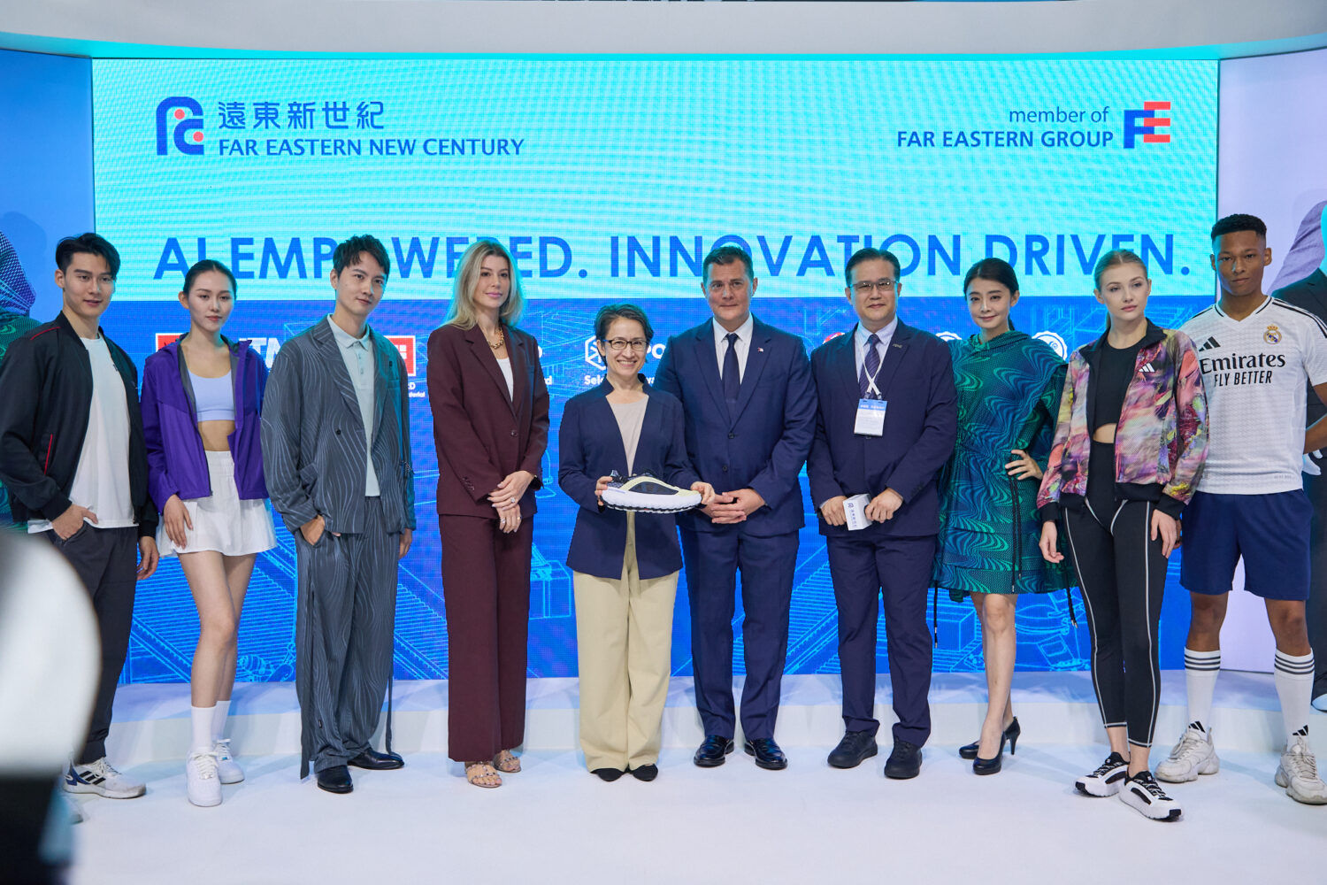 2025TITAS台北紡織展開幕首日，副總統蕭美琴（左五）蒞臨遠東新世紀展區，與遠東集團創新長徐國安（右五）、企業創投DRIVE Catalyst總經理徐佳莉（左四）、遠東新長纖群貿易部副總黃全億（右四），及模特兒合影。(圖/業者 提供)