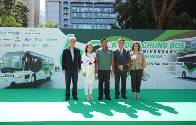 活動主禮嘉賓包括 冠忠巴士集團主席 黃良柏先生 SBS（中)、商務及經濟發展局局長丘應樺先生 JP（右二）、文化體育及旅遊局局長羅淑佩女士 JP（左二）、立法會航運及交通界議員易志明先生 GBS JP(左一）運輸署署長李頌恩女士JP（右一）