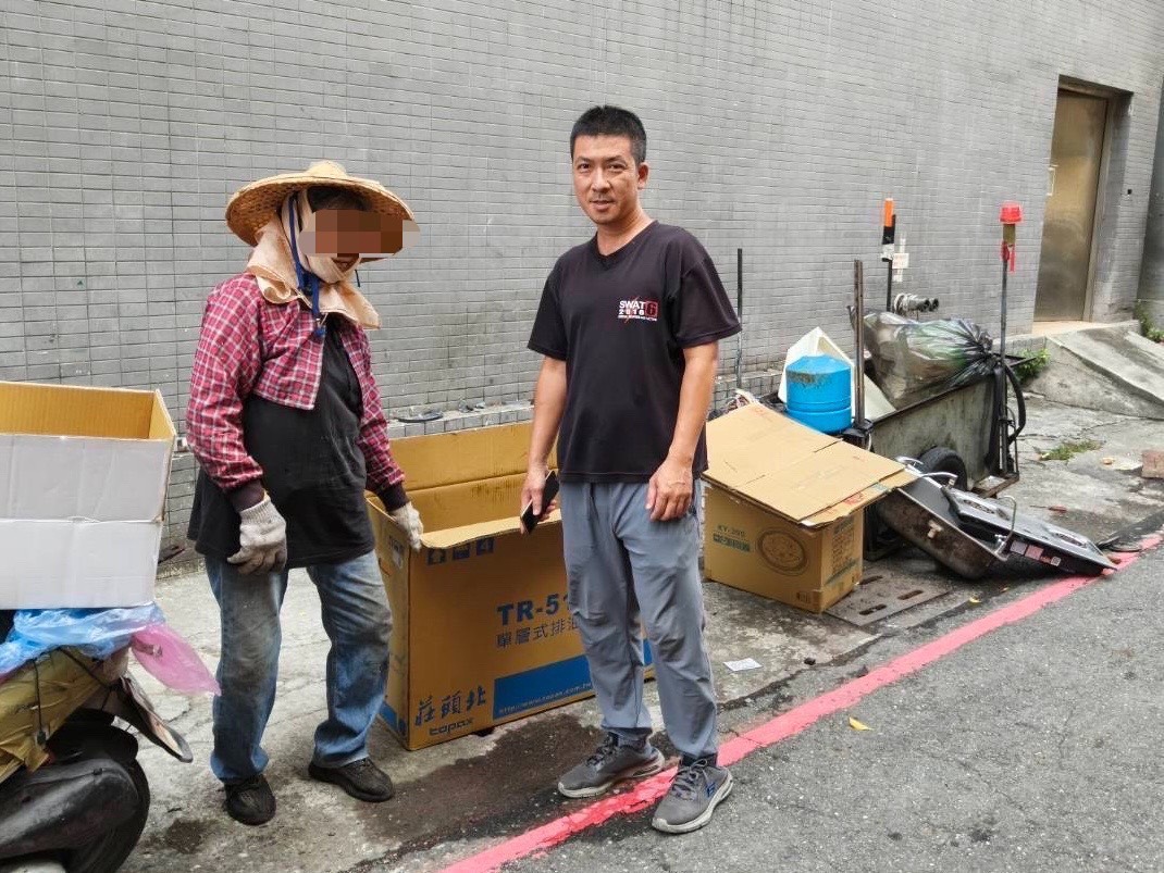 鐵漢柔情！市警局興園食堂弟兄用愛心便當照亮獨居長者