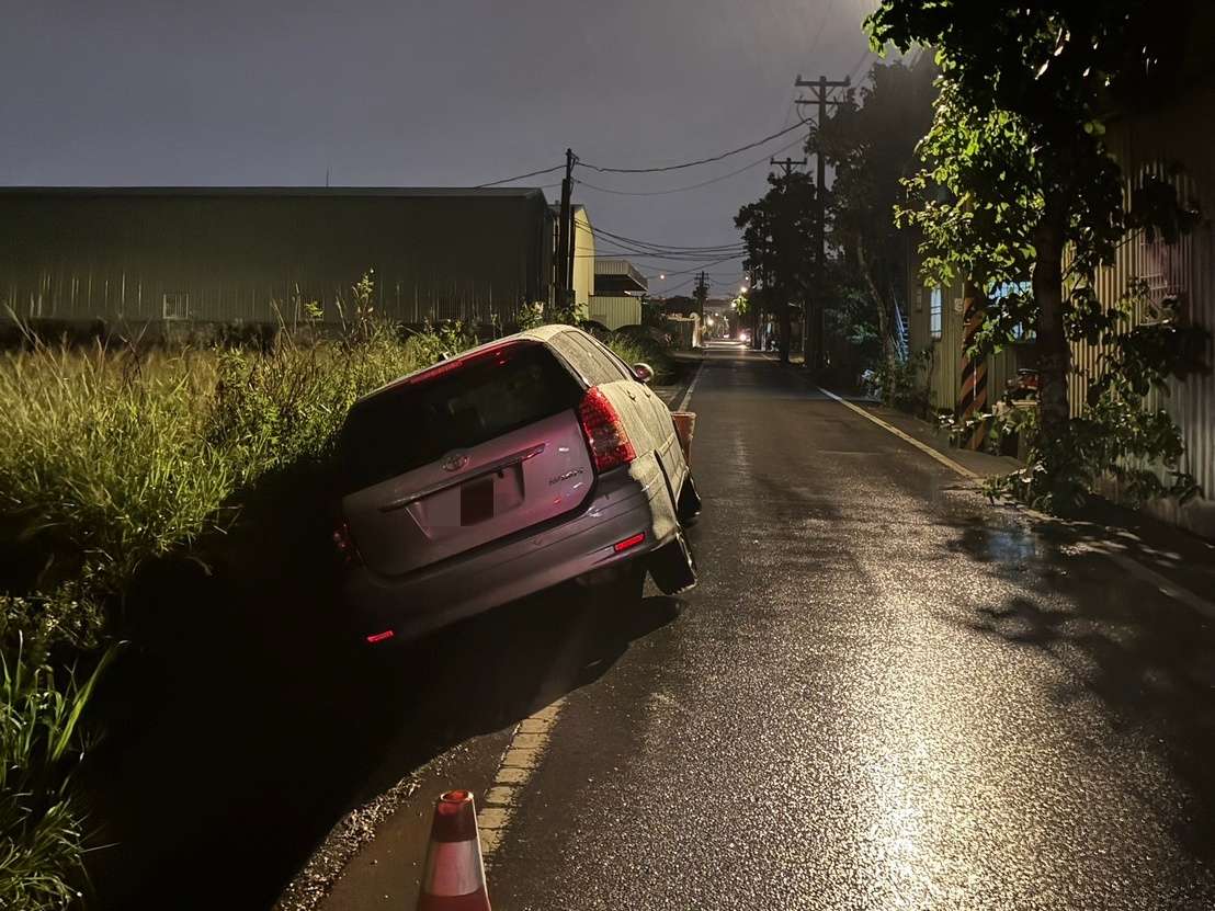 大雨視線差!6旬翁駕車摔落路旁水圳 中壢警暖心送回家 355465 2