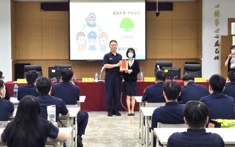 《圖說》分局長陳宇桓與國泰世華銀行中和分行有功人員。〈中和分局提供〉