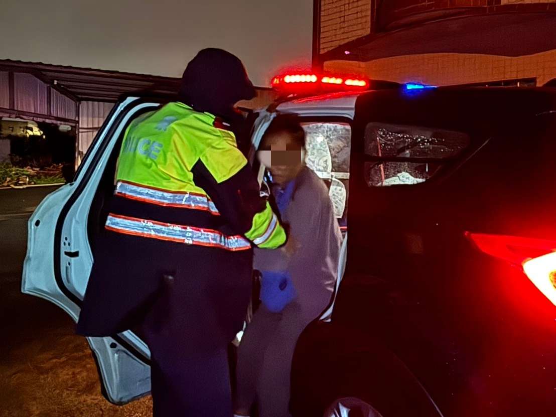 大雨視線差!6旬翁駕車摔落路旁水圳 中壢警暖心送回家 355465 1