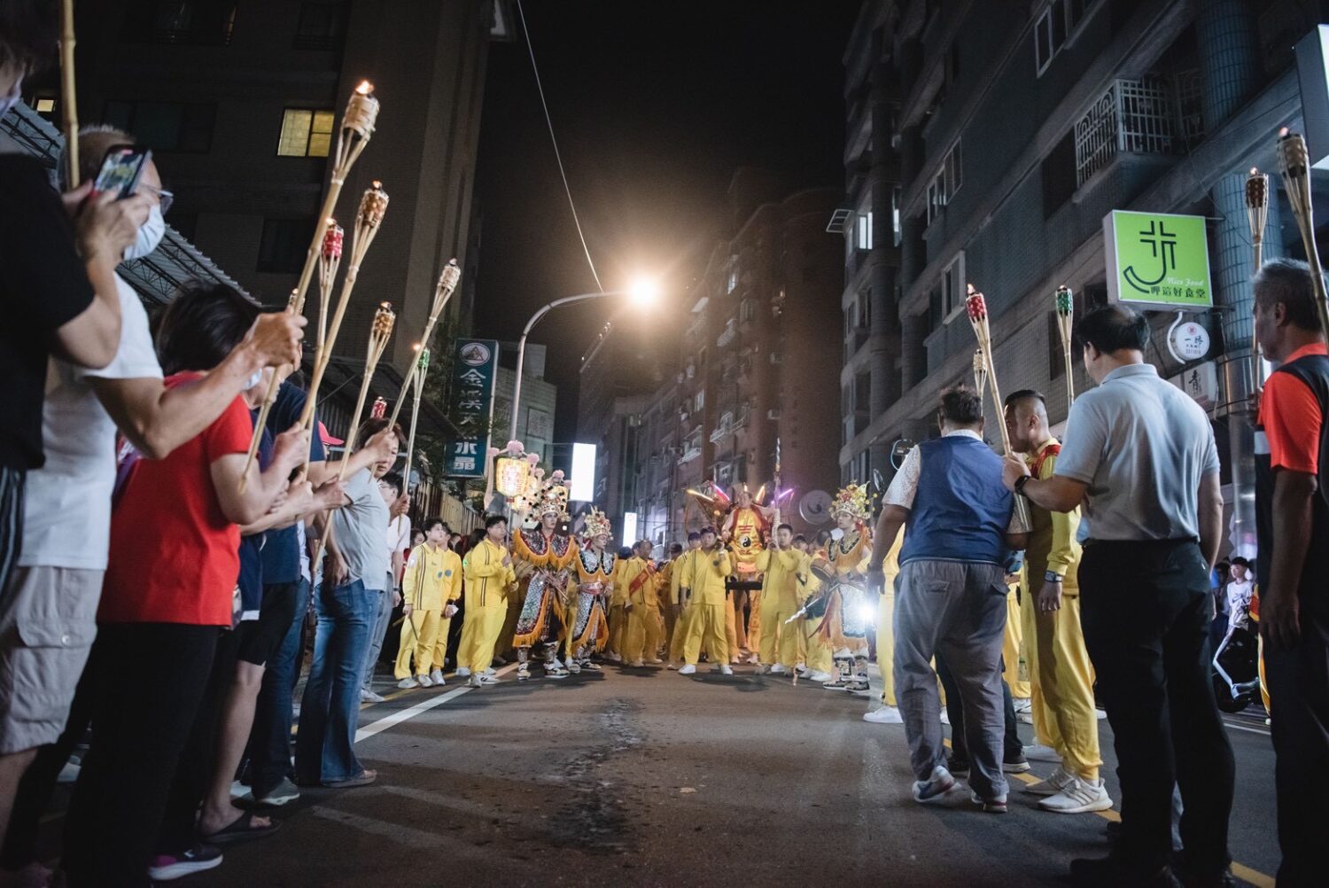 北台灣唯一夜巡太子廟! 護國宮遶境萬人共行祈福桃園 | 索引新聞 INDEX News 沿途眾多信眾夾道歡迎參拜,桃園中興里里民拿火把恭迎太子爺,祈求國泰民安。(桃園護國宮 陳乃瑋/攝)