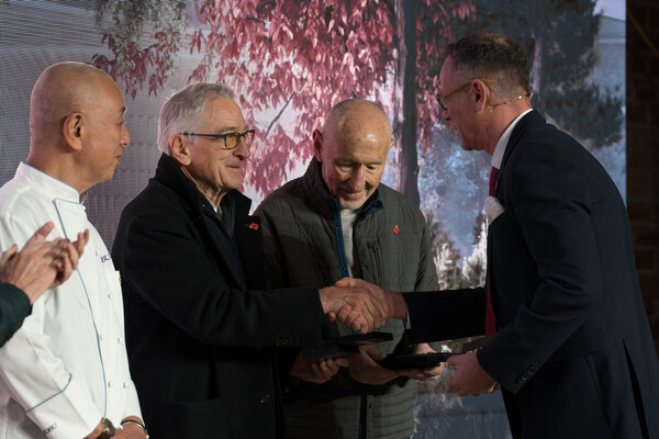 Simon Ismail 向 Nobu 創辦人 ——Robert De Nero、Chef Nobu 以及 Meir Teper—— 遞交曼徹斯特首間 Nobu Residence 的鑰匙