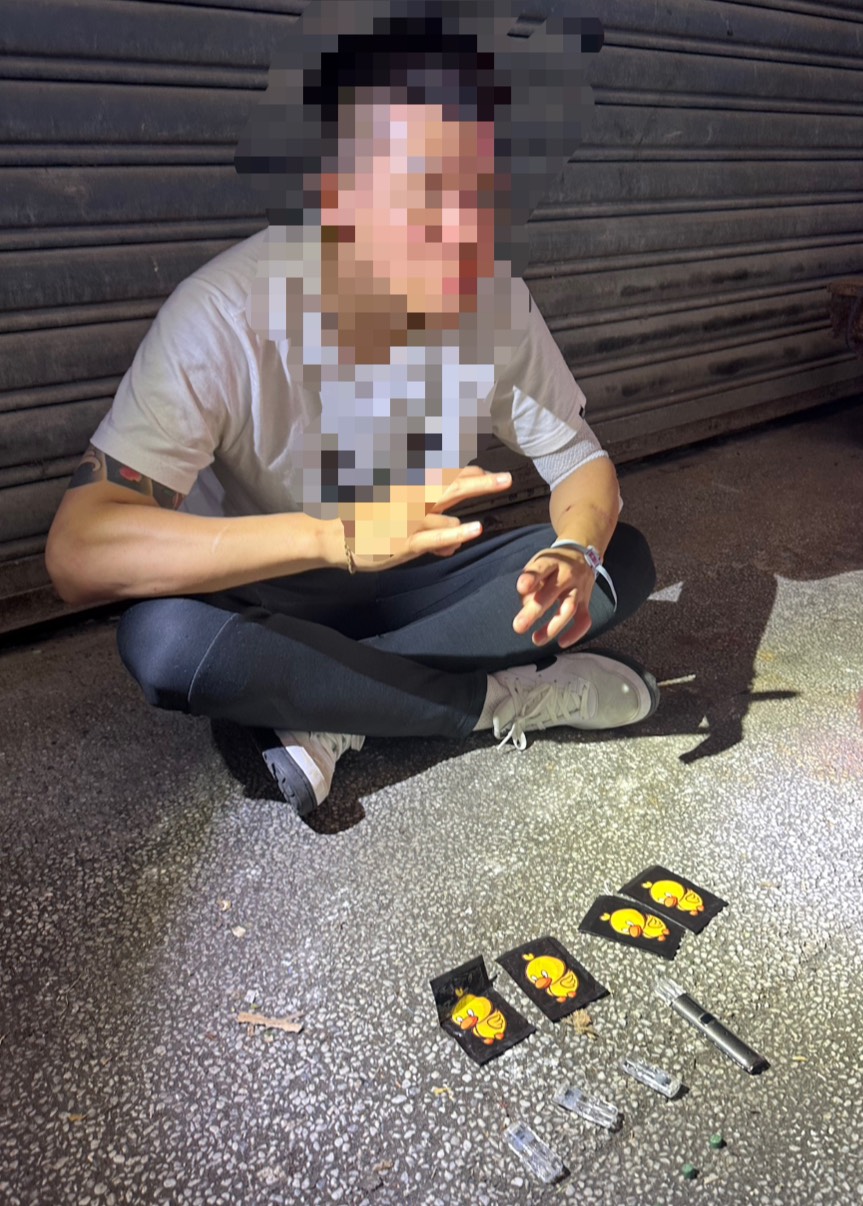 張男才剛離開派出所，就拿出電子菸吸食「喪屍煙彈」，當場被員警逮捕帶回。