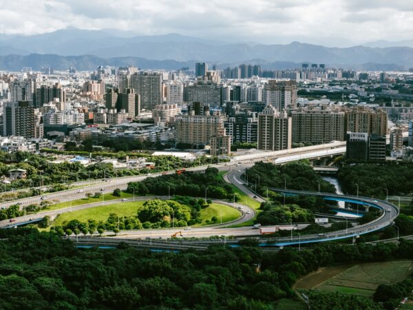 「國泰 GRAND PARK」坐落風禾公園第一排,1368坪大基地,擁有稀缺永久綠景。圖/業者提供
