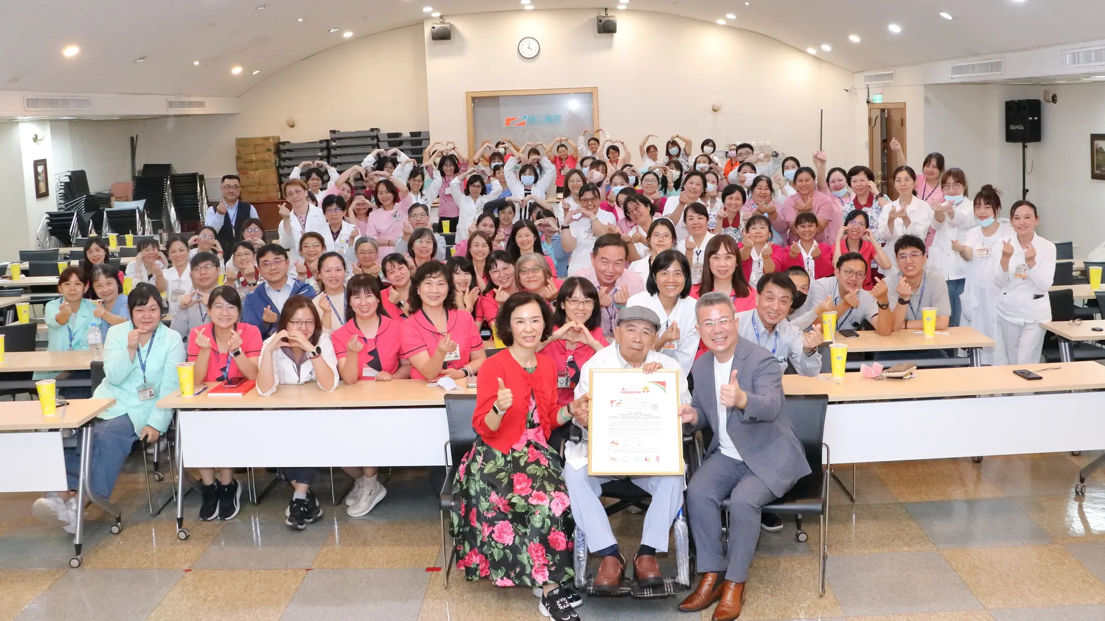 高雄健仁醫院榮獲 ISQM 國際服務品質認證-金獎-興誠徐丞敬董事長、陳巖恕院長、李秀香執行長及醫院同仁大合照