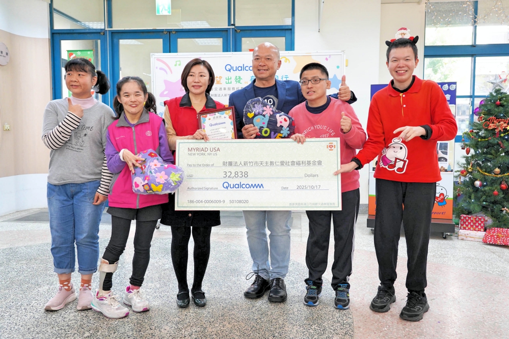 高通副總裁暨台灣東南亞與紐澳區總裁劉思泰右3捐贈美金32838元支票看板由仁愛基金會執行長林湘雅左3仁愛學員代表接受並回贈感謝狀及手作抱枕_新竹仁愛基金會提供_Fotor - 報新聞 Mega News