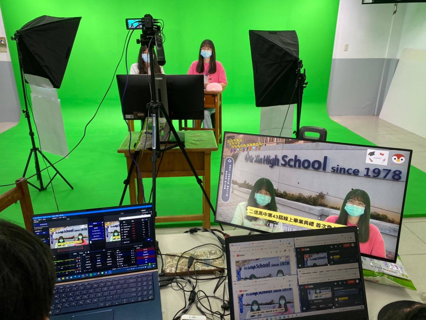 私立二信中學還設立校園新聞社,並設置專業的攝影棚,讓學˙生可以直接參與校園新聞報導學習。