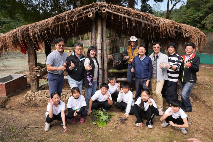 《圖說》陳純敬副市長、城鄉局長黃國峰與貢寮國小師生及實作成果合影。〈城鄉局提供〉