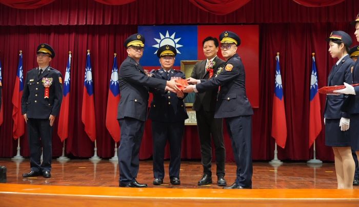 《圖說》(左1)現任淡水分局長謝明杰、(左2)新北警局局長方仰寧、(右2)副市長朱惕之、(右1)現任交通警察大隊長李仁寧。〈警察局提供〉