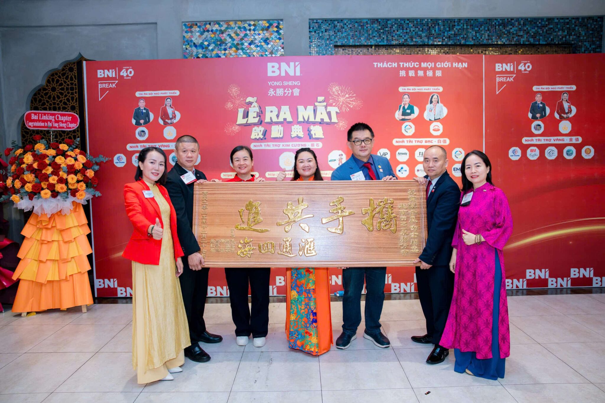 越南BNI永勝分會盛大啟動 見證台越企業「挑戰無限」 BNI 高級董事顧問阮春智與分會董事顧問 欒金鳳、黎氏秋雲、張氏金芝 等核心領導團隊,共同展示刻有「攜手共進 匯通四海」精神的木匾。這不僅象徵著 BNI 永勝分會正式啟動,更代表分會將致力於打破地域限制,協助會員連結全球資源。(圖/欒金鳳 提供)