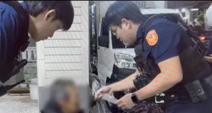 曾男毒駕逆向撞路邊貨車四輪朝天，被警方逮捕法辦。翻攝畫面