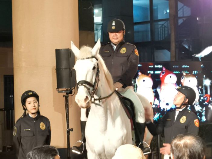 《圖說》記者會現場氣勢磅礡的巨型天燈搭配新北市騎警隊駿馬。〈記者葉柏成攝〉