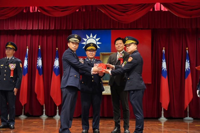 《圖說》(左1)現任板橋副分局長黃建中、(左2)新北警局局長方仰寧、(右2)副市長朱惕之、(右1)現任板橋分局長彭正中。〈警察局提供〉