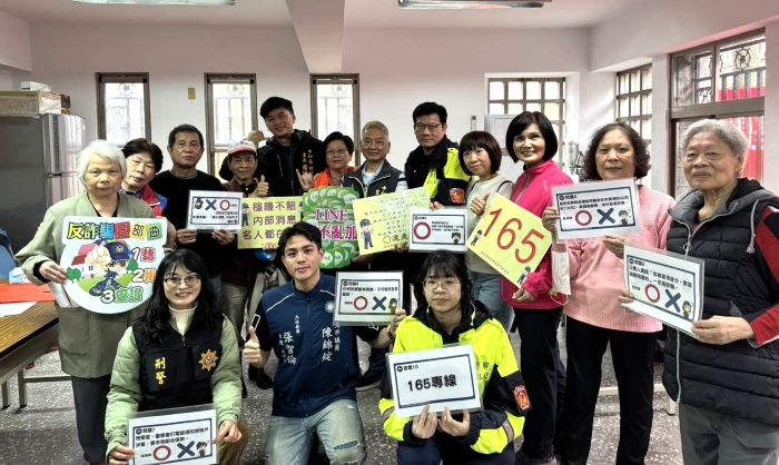 《圖說》中和警犯罪預防團隊透過熱鬧應景的方式進行識詐宣導，讓民眾在迎新春、拿春聯的同時，輕鬆學會防詐知識，共同守護里民財產安全。〈中和分局提供〉