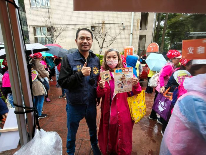 《圖說》民眾開心與員警合影。〈土城分局提供〉