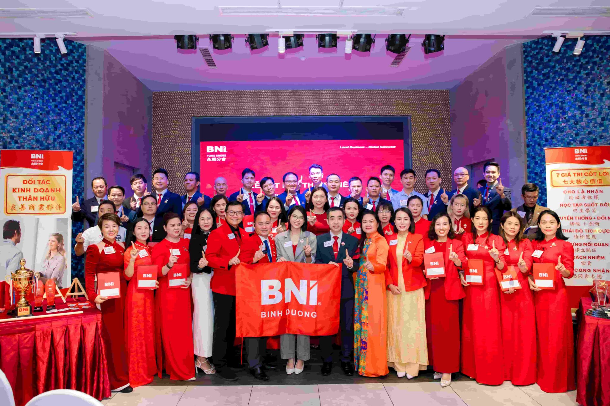 越南BNI永勝分會盛大啟動 見證台越企業「挑戰無限」 越南BNI永勝分會全體創始會員身著代表專業與熱情的紅色及深色正裝,自信比出「第一」手勢。在「挑戰無限(Thách thức mọi giới hạn)」的口號引領下,這群來自平陽各產業的菁英展現出高昂士氣,誓言透過 BNI 系統共創商業高峰。(圖/欒金鳳 提供)