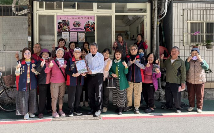 《圖說》立春送暖佛教正心會公益關懷萬華區騰雲里老人致贈加菜金及物資，大家一起恭誦佛號。〈正心會提供〉