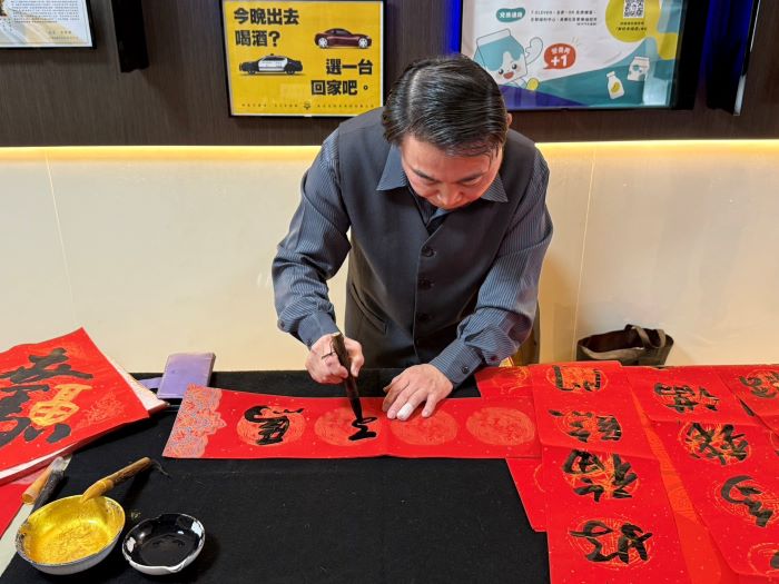 《圖說》書法名家當場揮毫,讓大家將年節的喜氣帶回家。〈警察局提供〉