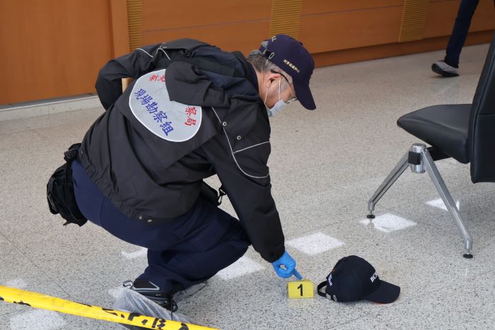 《圖說》鑑識人員接續進行現場採證。〈新莊分局提供〉