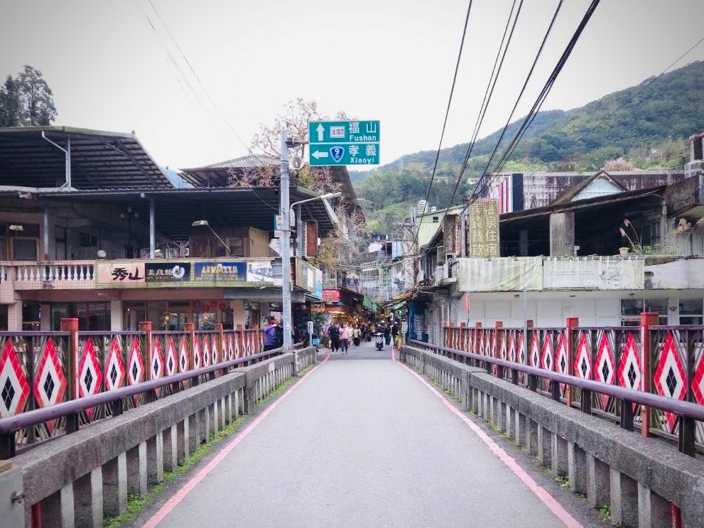 《圖說》穿越烏來橋即可抵達烏來泰雅民族博物館。〈原民局提供〉