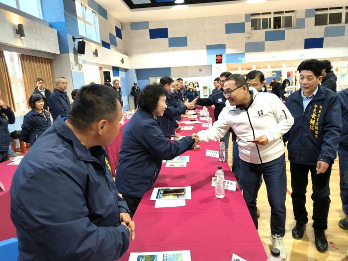 《圖說》侯友宜市長於座談會前與貢寮區里長熱切交流，傾聽基層心聲。〈民政局提供〉