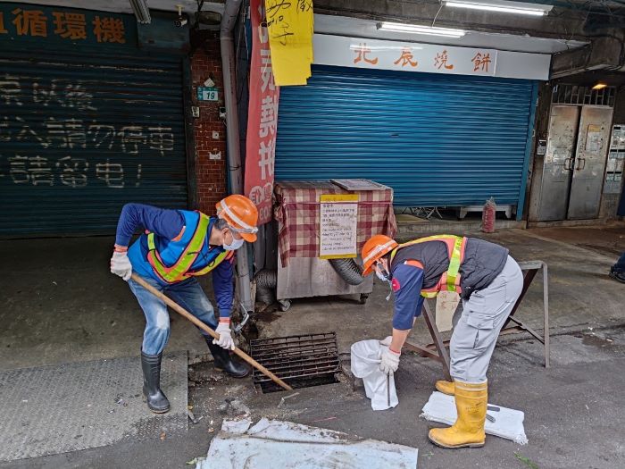 《圖說》清潔隊員於市場周遭側溝清淤,維護環境整潔與水溝暢通。〈環保局提供〉