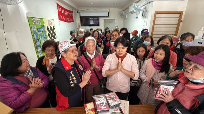 《圖說》立春送暖佛教正心會公益關懷萬華區騰雲里老人致贈加菜金及物資。〈正心會提供〉
