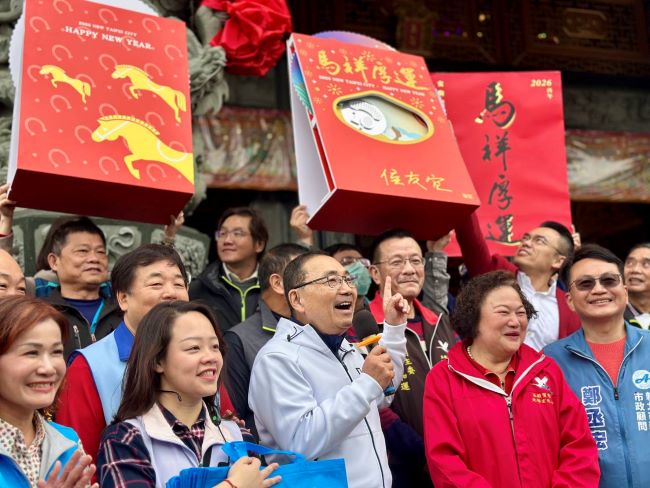 《圖說》市長侯友宜大年初三走春祈福，與市民分享馬年福袋「新北轉一圈，馬上賺錢」的吉祥寓意，現場氣氛熱絡。〈民政局提供〉