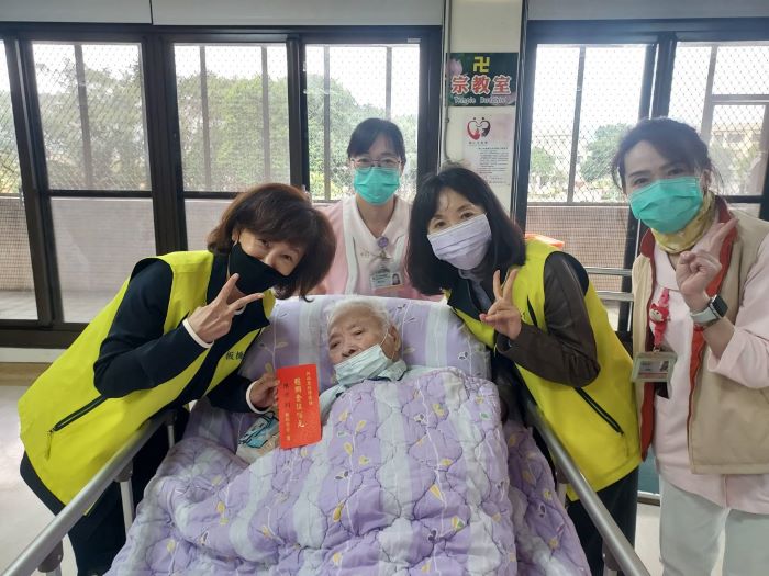 《圖說》住院的榮民伯伯見到榮家主任親自到訪,宛如家人前來探望般感動。〈板橋榮家提供〉