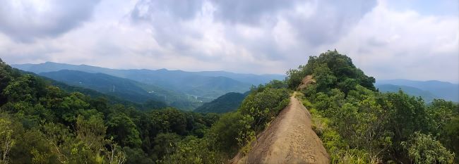 《圖說》石碇皇帝殿稜線步道展現極致視野與岩稜地形。〈觀旅局提供〉