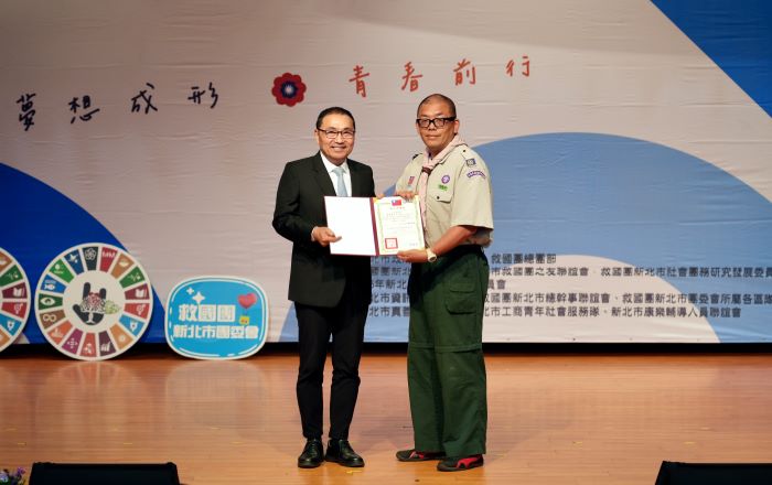 《圖說》侯友宜市長頒獎獲頒代表泰山國中賀楚彎老師，肯定其帶領學生深入社區服務，培養學生服務精神。〈青年局提供〉