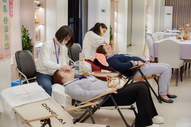 《圖說》社團法人這裡共好協會在新北市社會局補助下,陪伴不利處境婦女學習第二專長,透過「舒活角絡-牛角鬆筋」體驗課程拓展就業能力。〈社會局提供〉