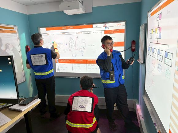 《圖說》新北消7名幹部赴法國消防官高等學院（ENSOSP）參與消防大隊層級指揮作業操作。〈消防局提供〉