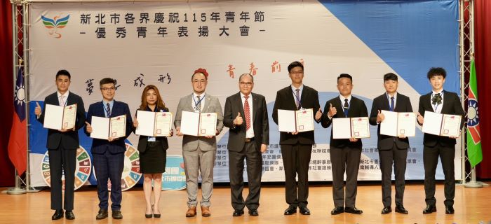 《圖說》新北優秀青年陳鍾政龍（右1）獲表揚，肯定在體育與公共服務領域並進的卓越表現。〈青年局提供〉