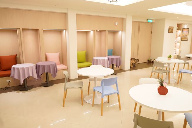 《圖說》新北市婦女服務中心煥新亮相,淺木質調與柔和燈光,營造安心放鬆的交流場域。〈社會局提供〉