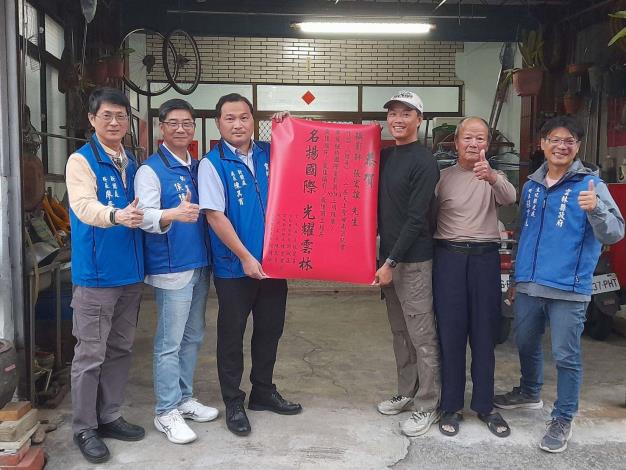 雲林攝影師張宏誼奪紐約國際電影獎三項大獎，縣府新聞處長陳其育等人貼紅榜祝賀。