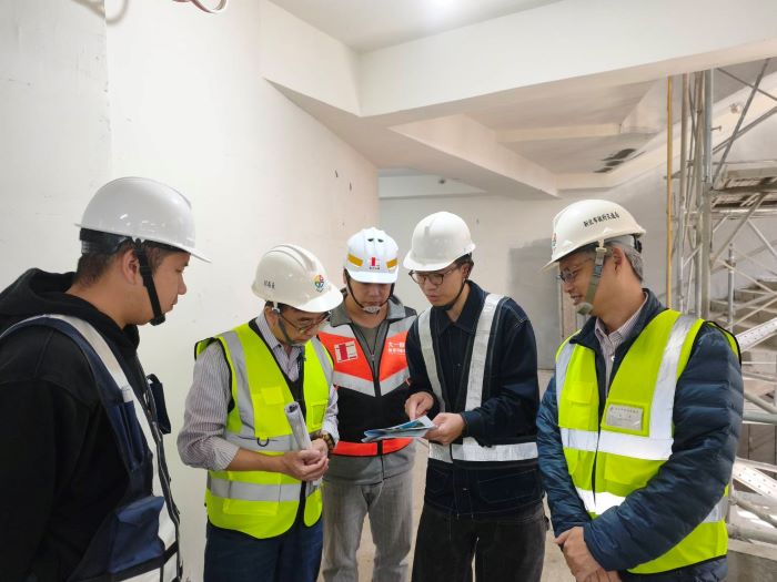 《圖說》交通局副局長曾招雄視察永平國小地下停車場工程進度。〈交通局提供〉