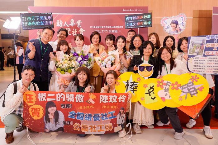 《圖說》社會局長李美珍（後排左4）帶領5位獲獎同仁及社工、家防團隊接受中央頒獎表揚。〈社會局提供〉