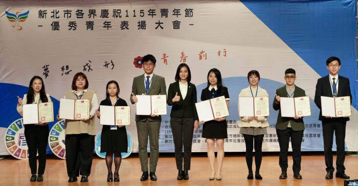 《圖說》青年局長邱兆梅出席115年青年節優秀青年表揚大會，頒獎予社會組優秀青年。〈青年局提供〉
